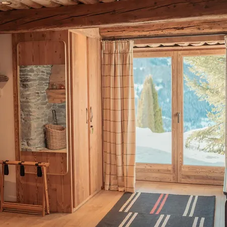 Historic Alpine With Mountain Views